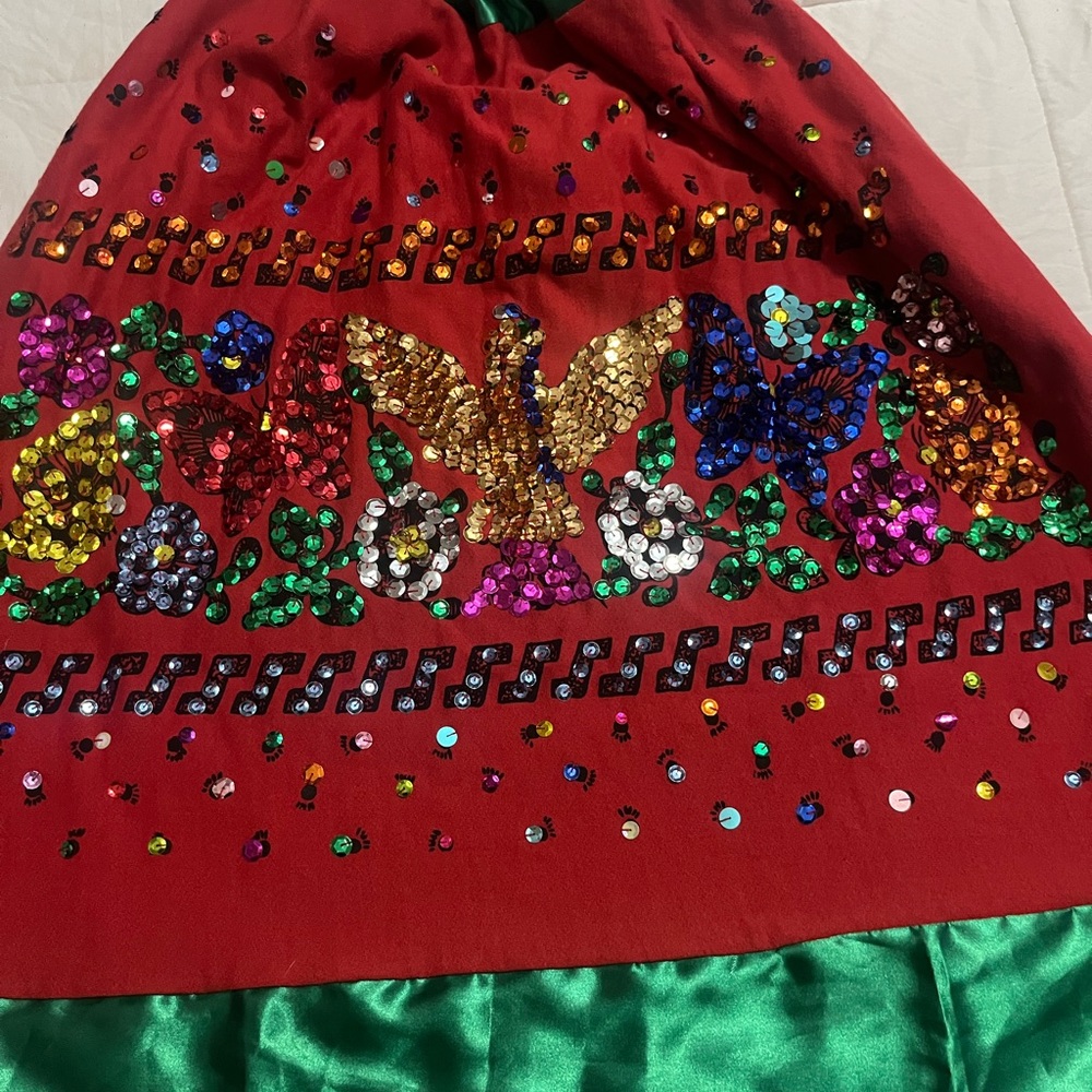 Charo girls skirt fits 10/12 it’s adjustable from waist
